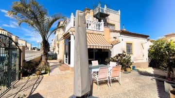 Spacious Detached Villa In Montebello With Communal Pool