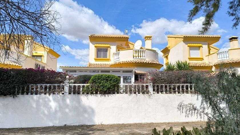 Charming 3-Bedroom Detached Villa in El Raso – Comfort, Privacy & Park Views - Guardamar Del Segura