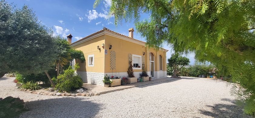Charming Country Retreat with Casita, Workshop & Pool - La Romana