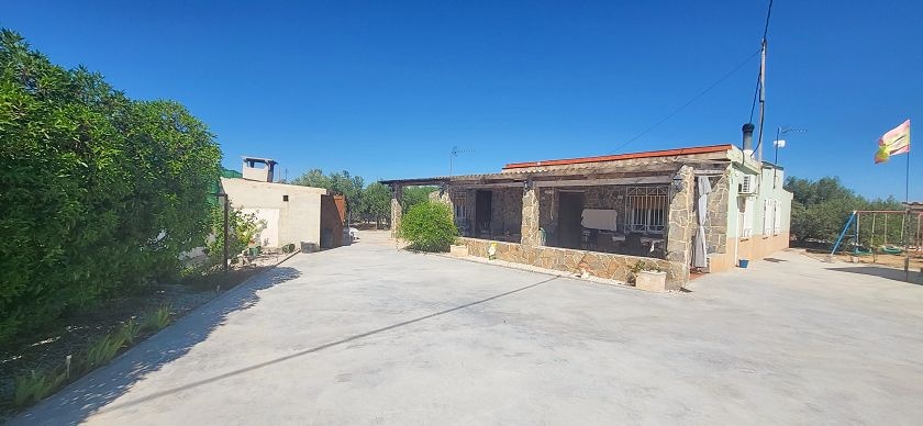 Spacious 4-Bedroom Villa for Sale – Walking Distance to Aspe - Aspe