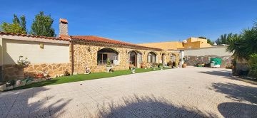 4-Bedroom Country Estate with Guest Apartment, Pool & Equestrian Facilities - La Romana