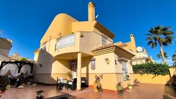 Beautifully Presented Detached Villa in Residencial Amaro, Lo Marabu